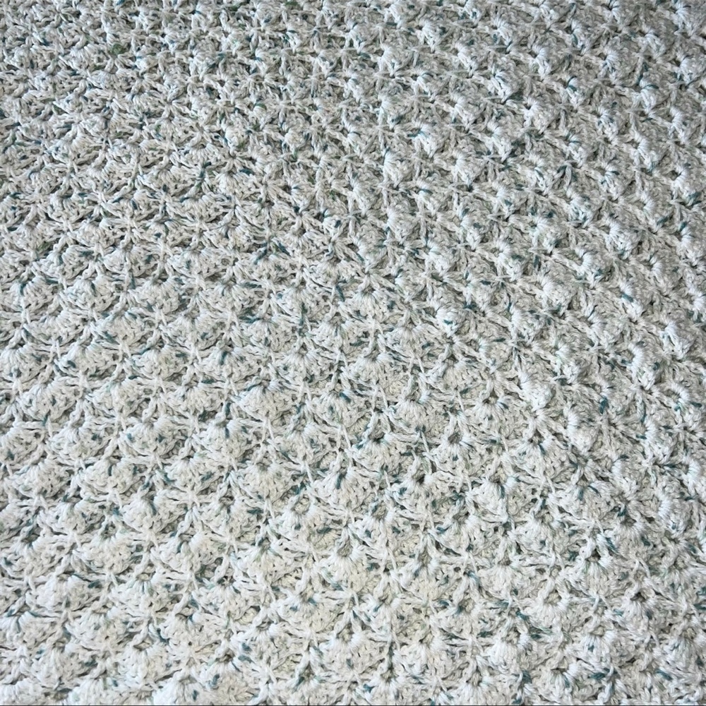 Crochet Shell Pattern Throw Blanket - Picture 2 of 5